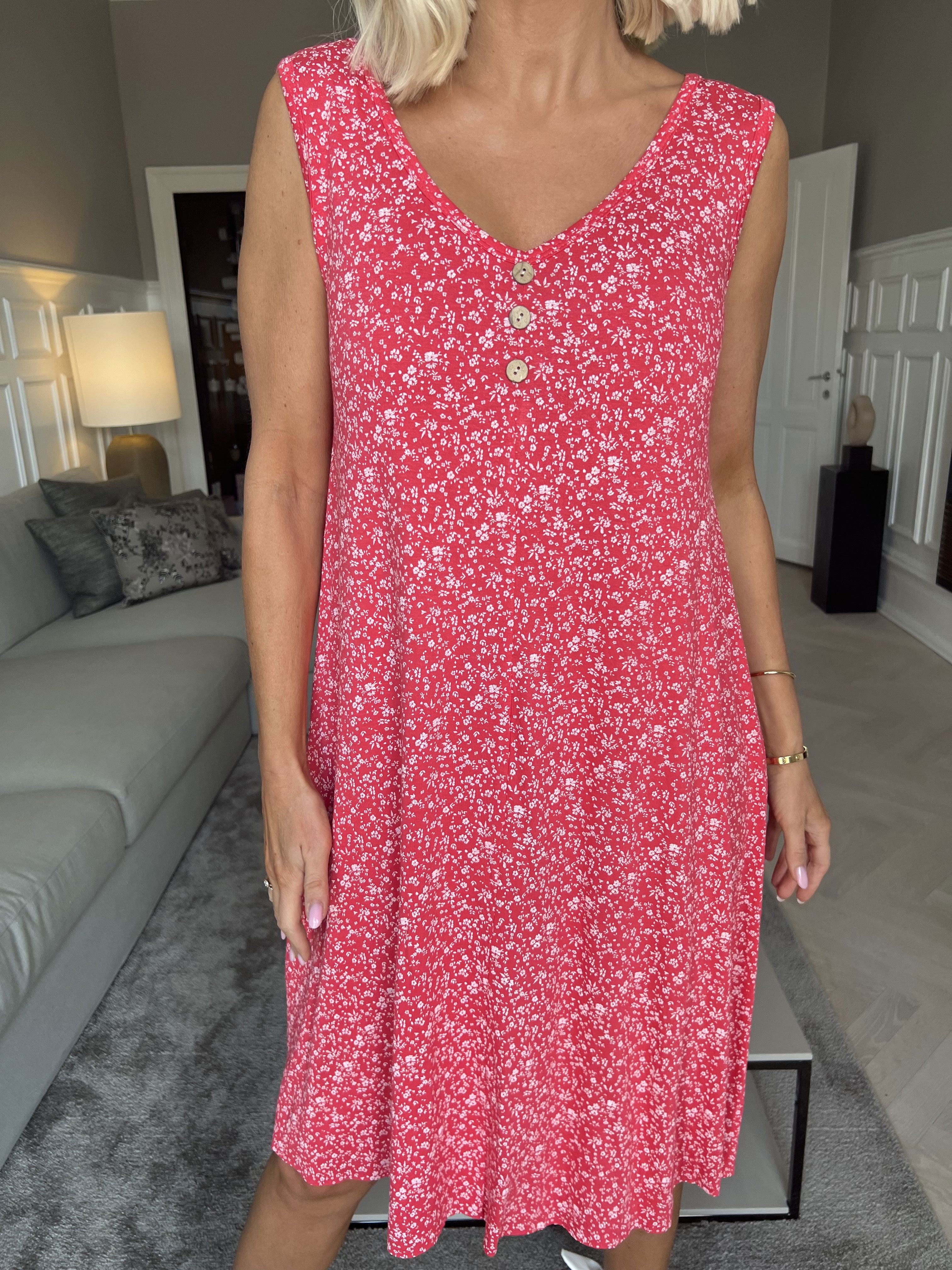 Astrid - Sød sommerkjole i viskose med småt blomsterprint